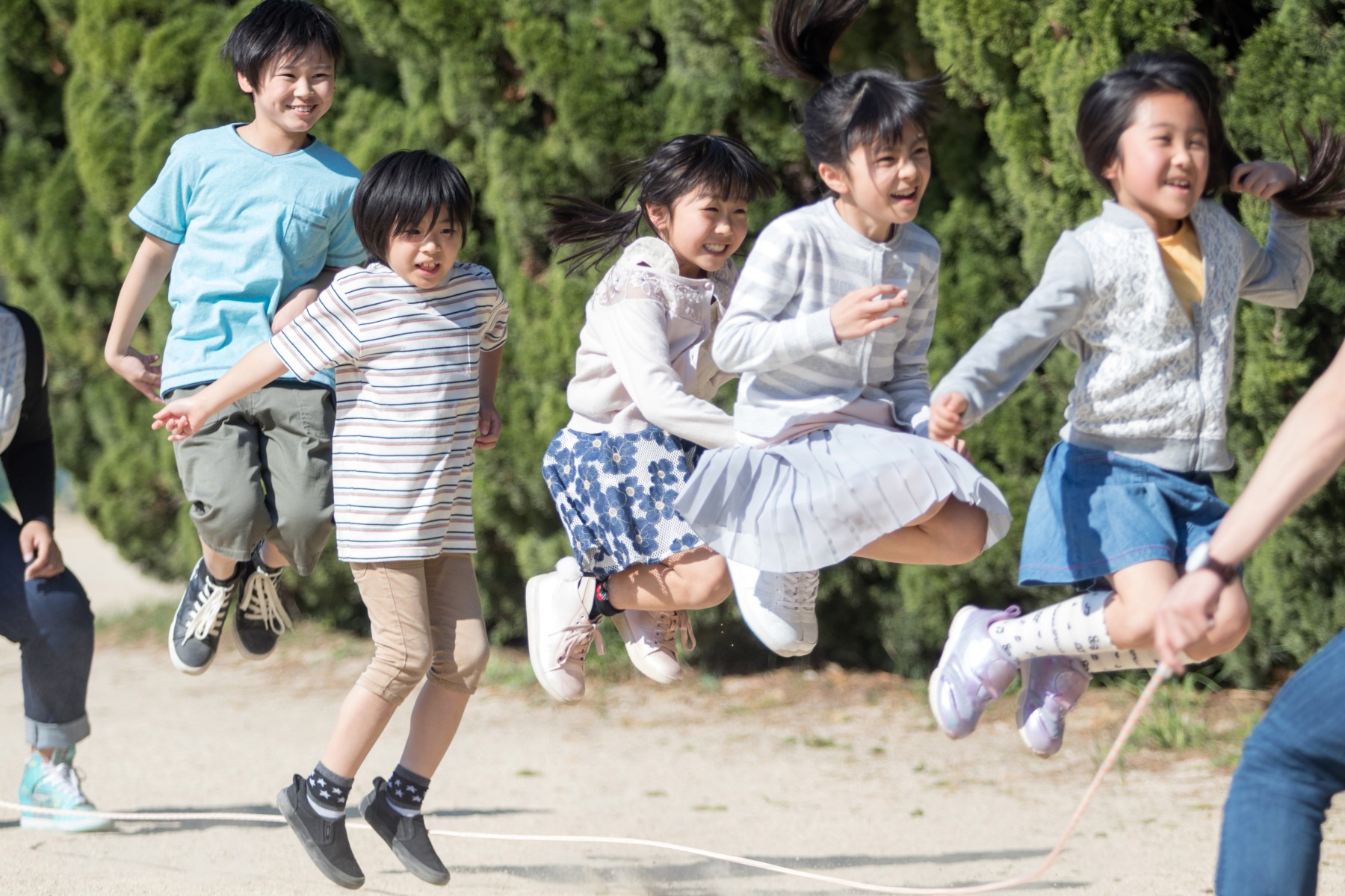 昼食づくりのお手伝い、指導員と公園へ遊びに行くなど